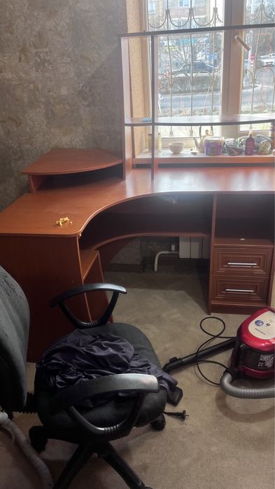 Отдам даром стол и кресло