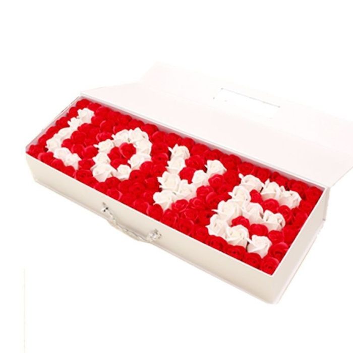 Ароматизирани рози в кутия с текст LOVE