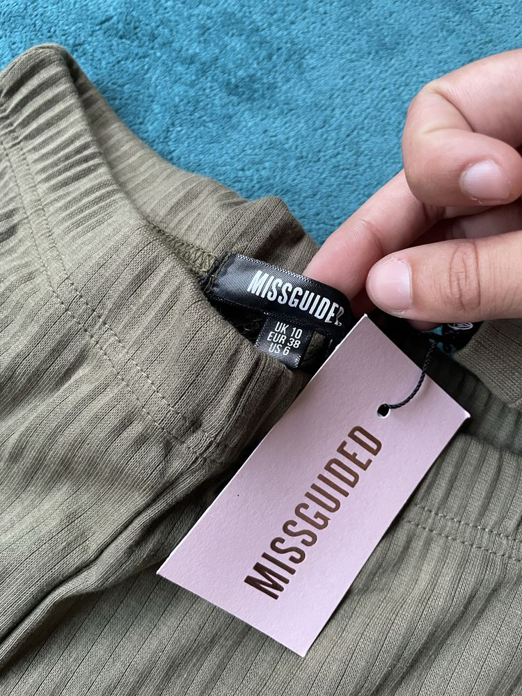 Compleu pantaloni si tricou