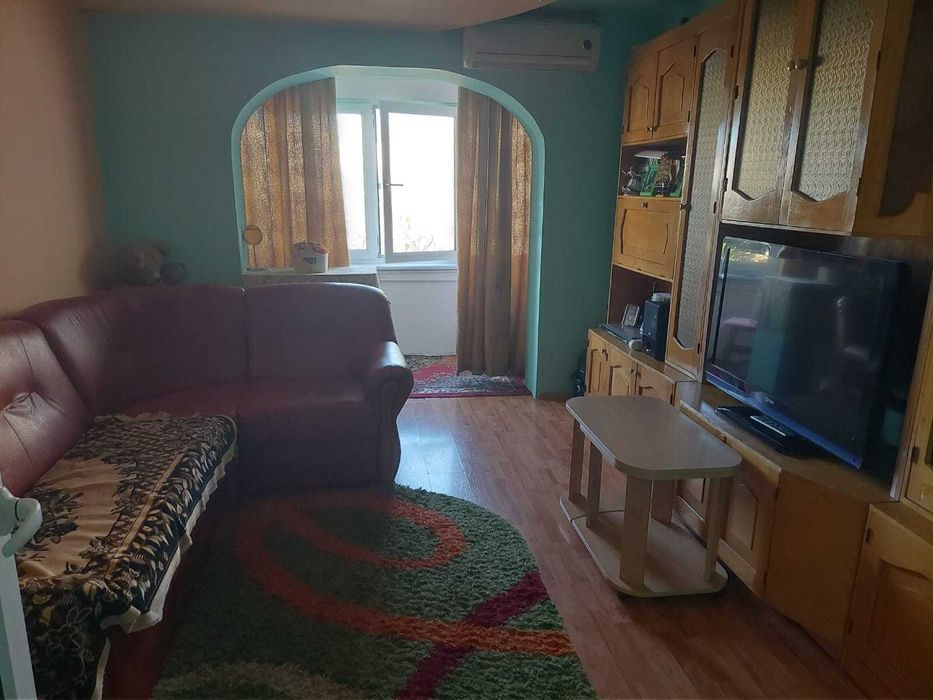 Apartament modest cu 3 camere ÷Garaj privat