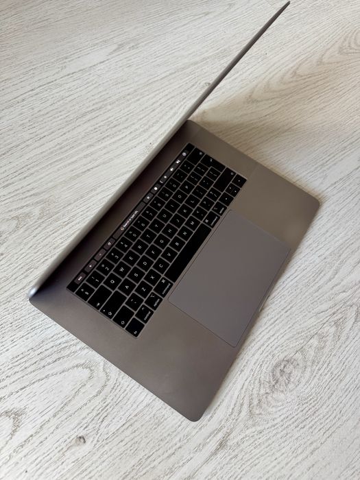 MacBook Pro 15.1, Intel i9, 16gb ram, 512 SSD