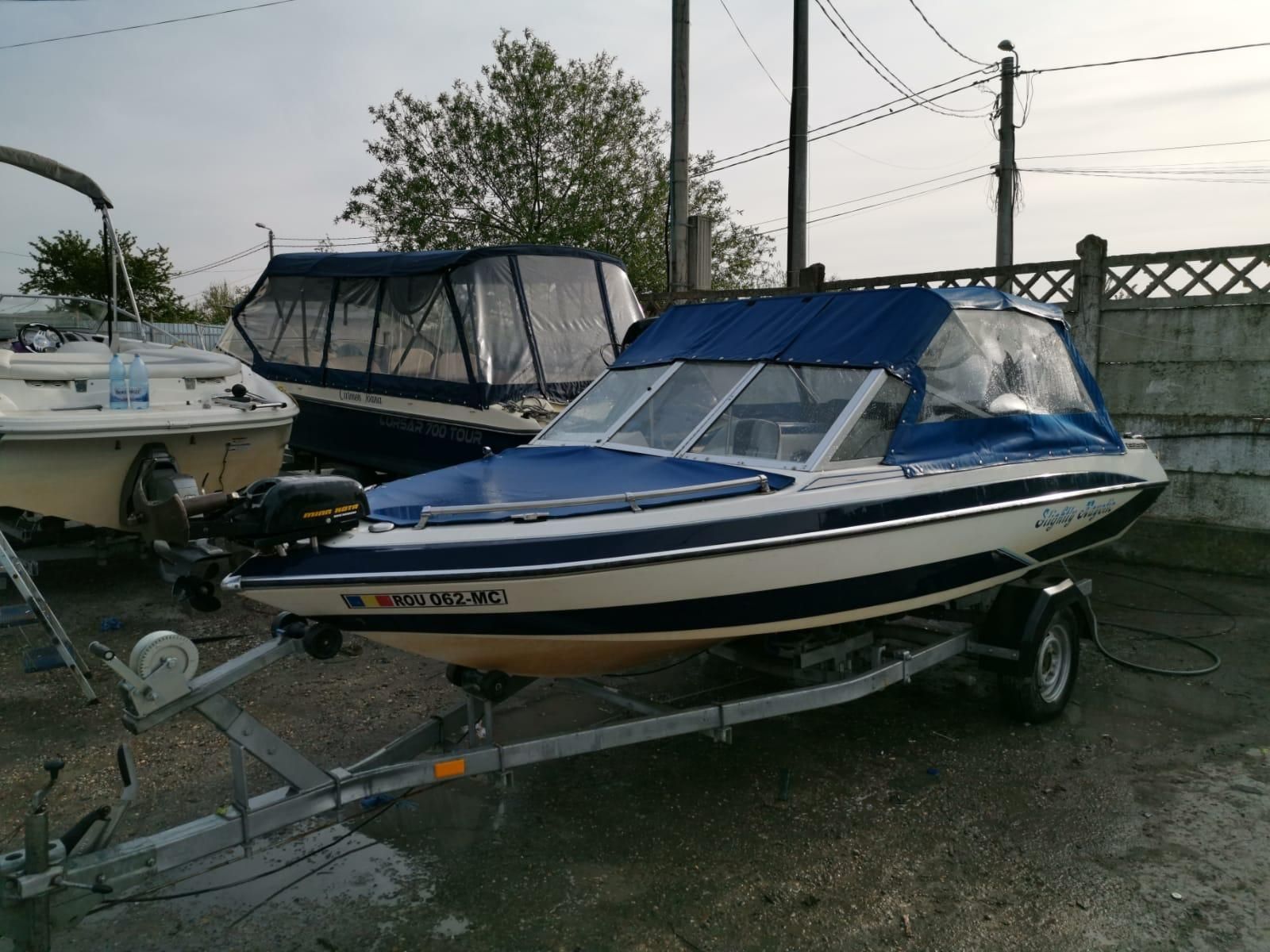 Vând barca cu motor