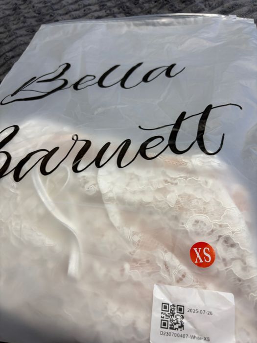 Рокля на Bella Barnett.