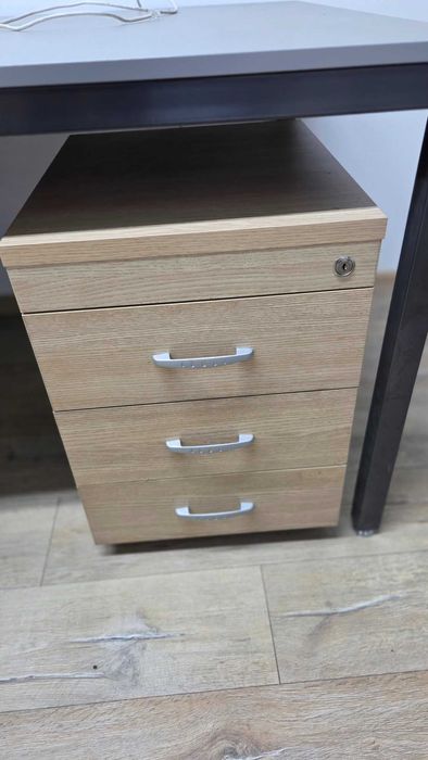 Офис Бюро, Работен стол, Посетителски стол и контейнер