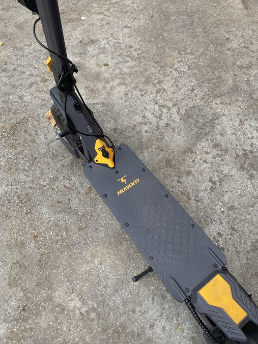 Vand Ausom L1 intretinuta foarte bine , stare excelenta