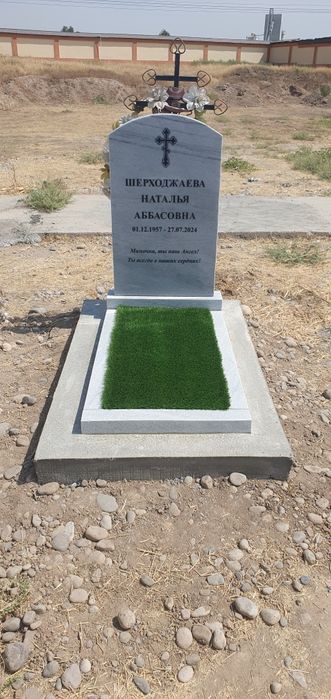 Памятники на кладбище