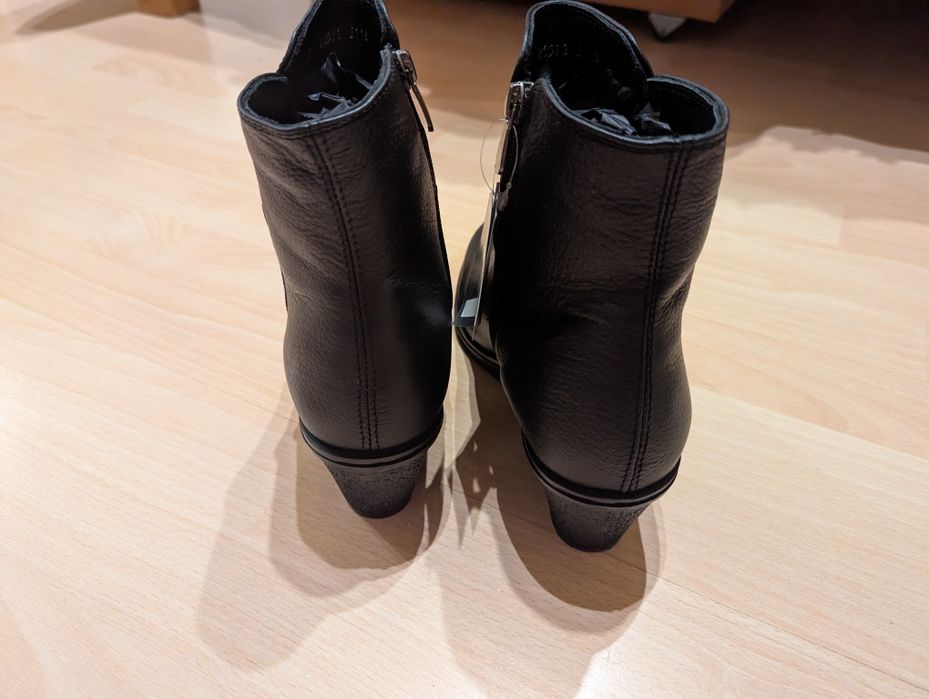Нови кожени боти, размер 39, черни