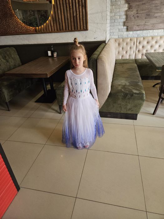 Рокля на Елза от Фроузън с два подаръка светещ ластик и корона