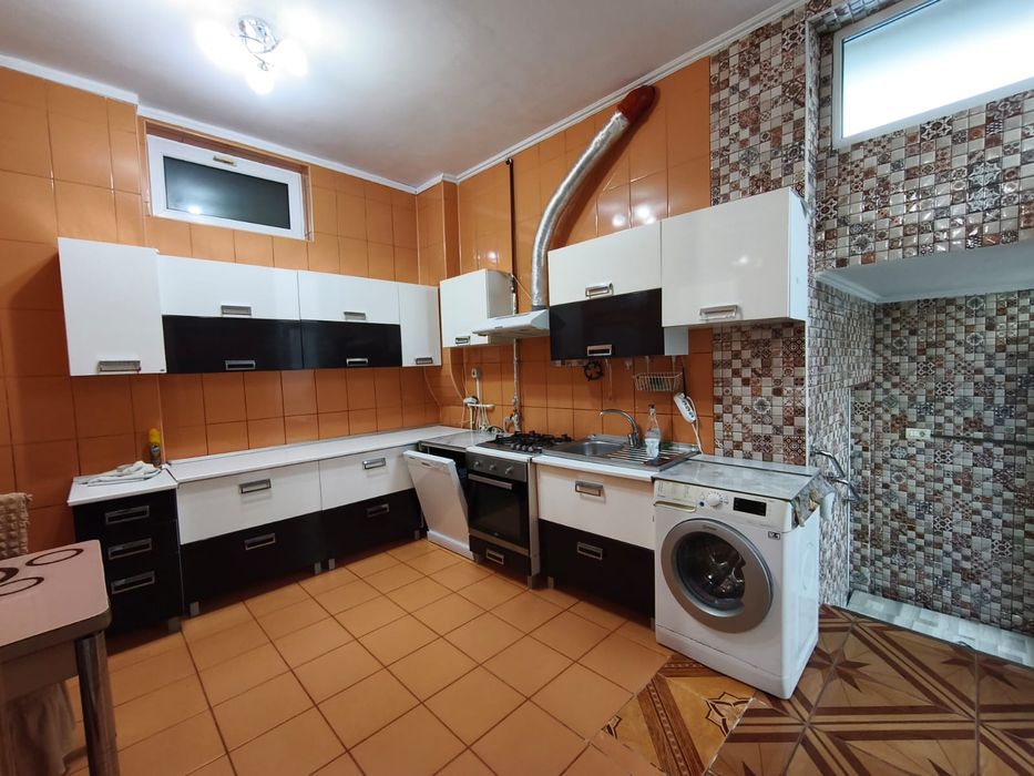 Închiriez garsonieră la curte