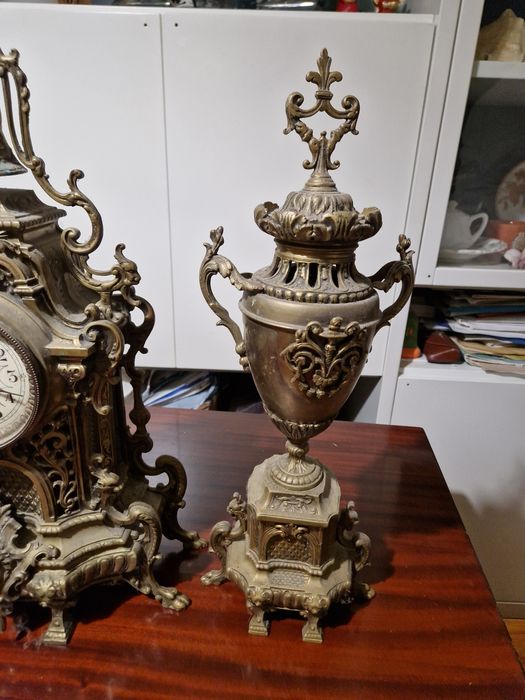 Антикварен каминен часовник с 2 вази - канделабри / Каминен гарнитур