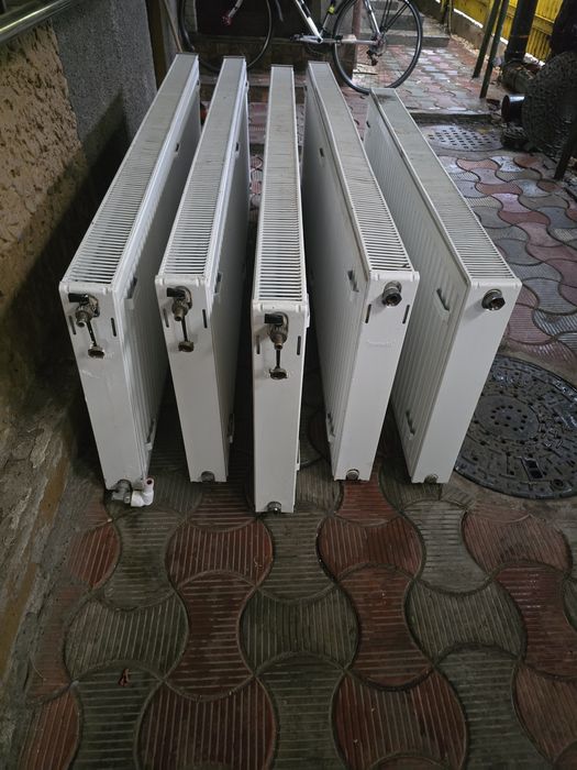 Vând 5 calorifere 300 ron bucata negociabil .