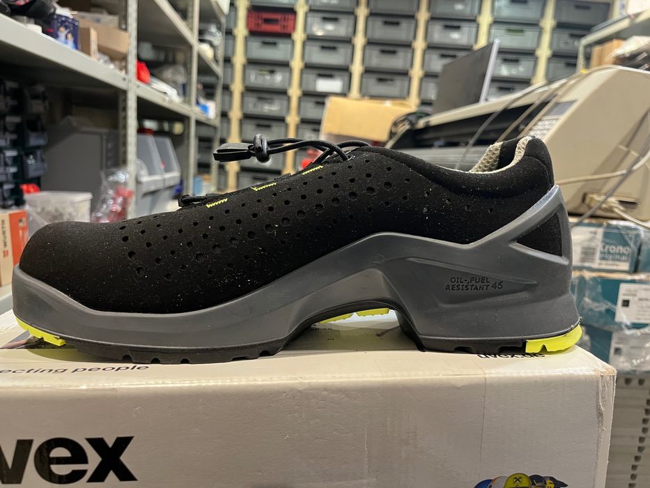 Vând Pantofi de protecție, 45, cu perforatii uvex 1 85438 S1 SRC ESD