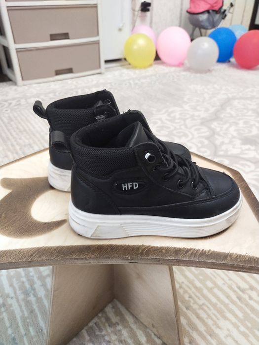 Продам детские ботинки