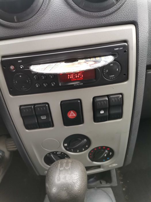 Vând casetofon original Logan cu cd