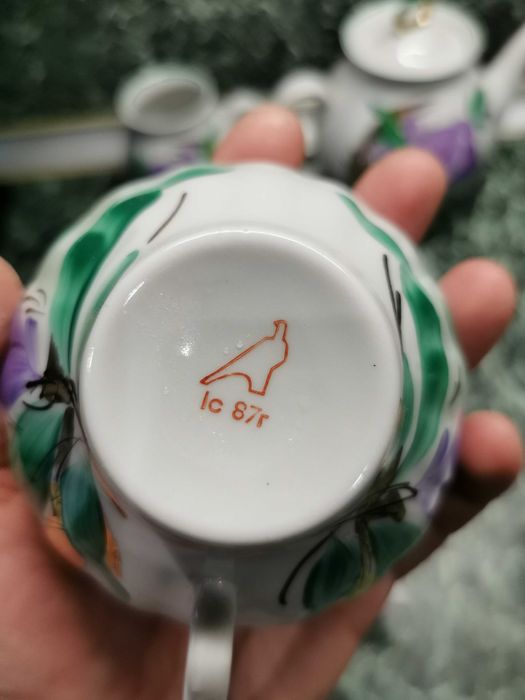 Продавам уникален порцеланов комплект за чай със златни мотиви