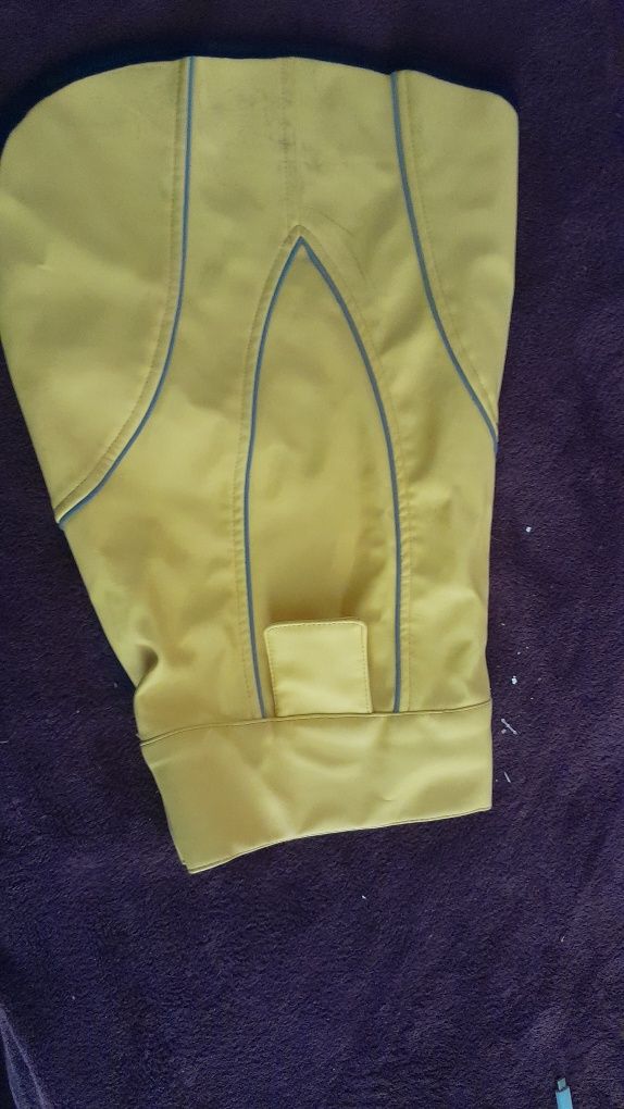 Vind hăinuțe și accesorii pt catel