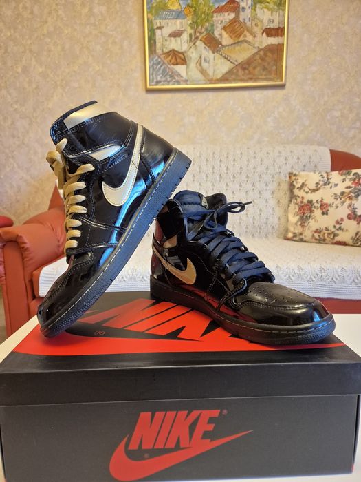 Air Jordan 1 Black Metallic Gold in stare noua, marimea 44