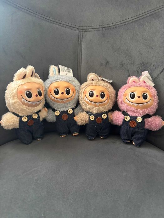 Jucarie Plus Labubu The Monsters Series, 17 cm, roz/albastru/bej/crem