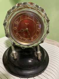 Стар руски механичен настолен часовник Маяк