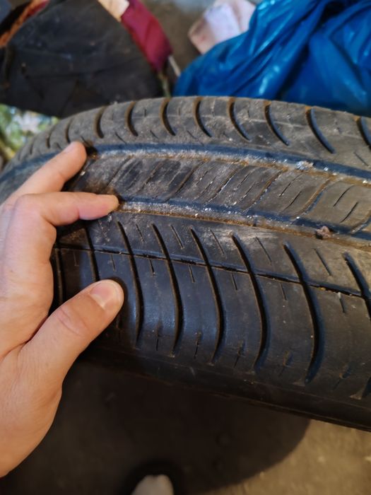 Vând anvelopa vara 185/65/r15 michelin
