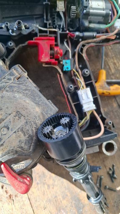 Vrei sa vinzi mașină de legat max RB 441 SAU 443T defecte, incomplete