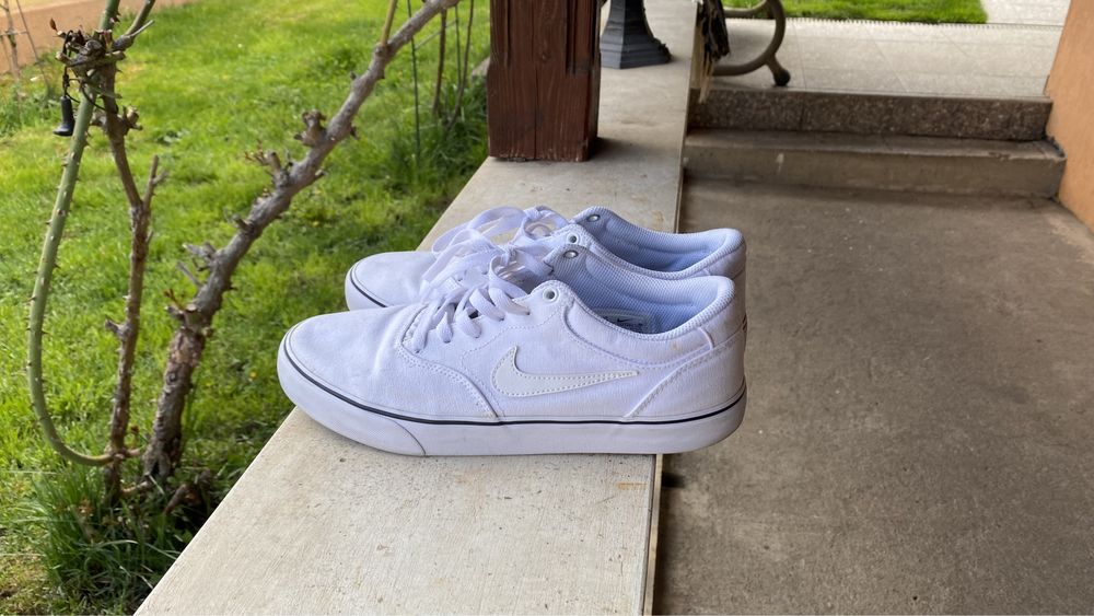 Nike SB Chron 2 Albi și Vans Slip-On Negri