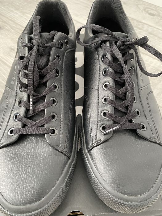 Vand papuci Boss in stare excelenta