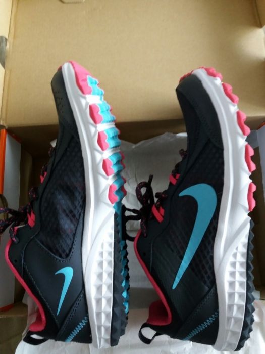 NIKE нови оригинални дамски маратонки - размер 37,5
