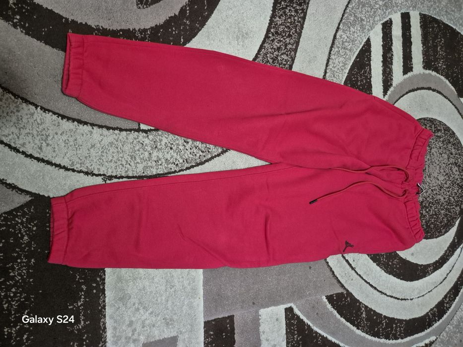 Pantaloni sport.