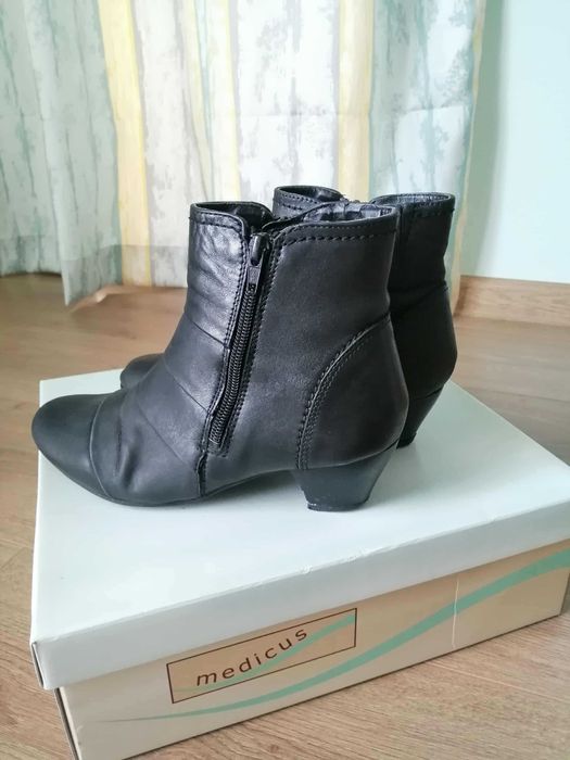 Дамски боти естествена кожа №36, цена 12 лв, черни