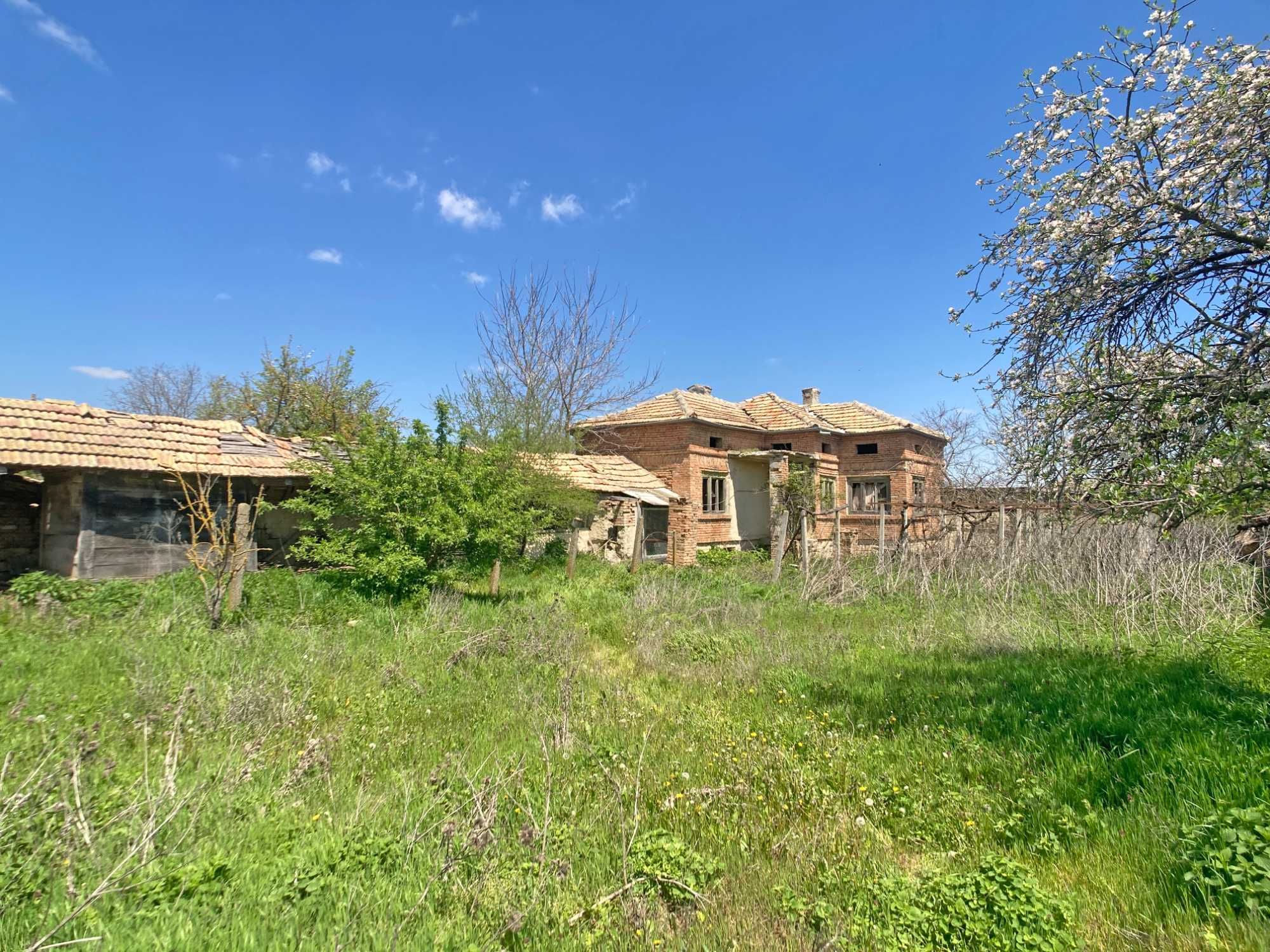 Продава се тухлена къща с двор 870 кв.м. и КЛАДЕНЕЦ в с. Изворник.