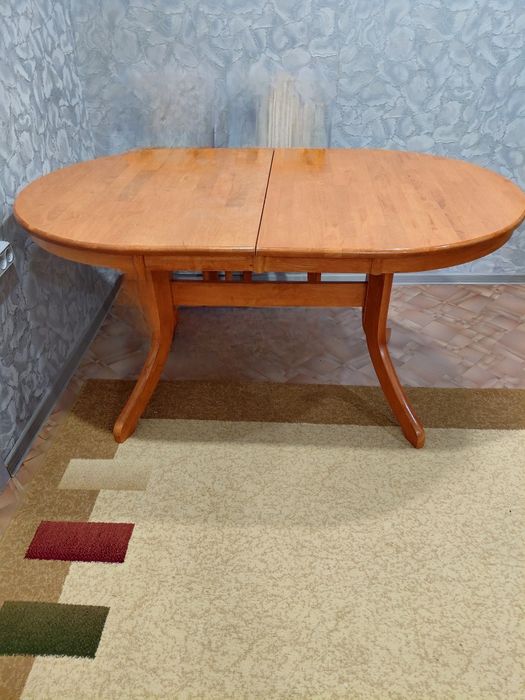 Обеденный стол коричневый