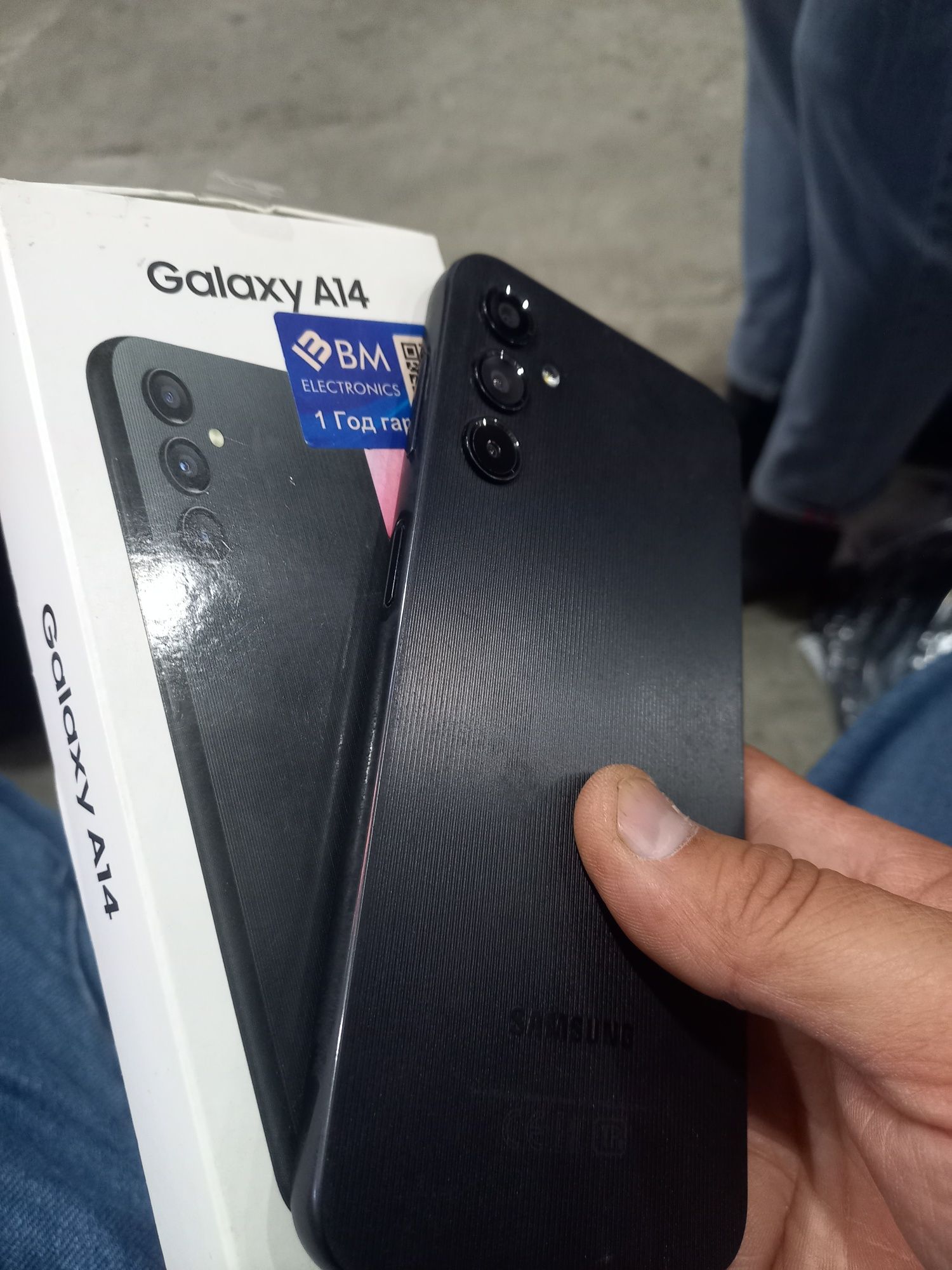 A14 Samsung ideal tiniq 64GB hotirasi 2 sim karta imeyka bo'gan.