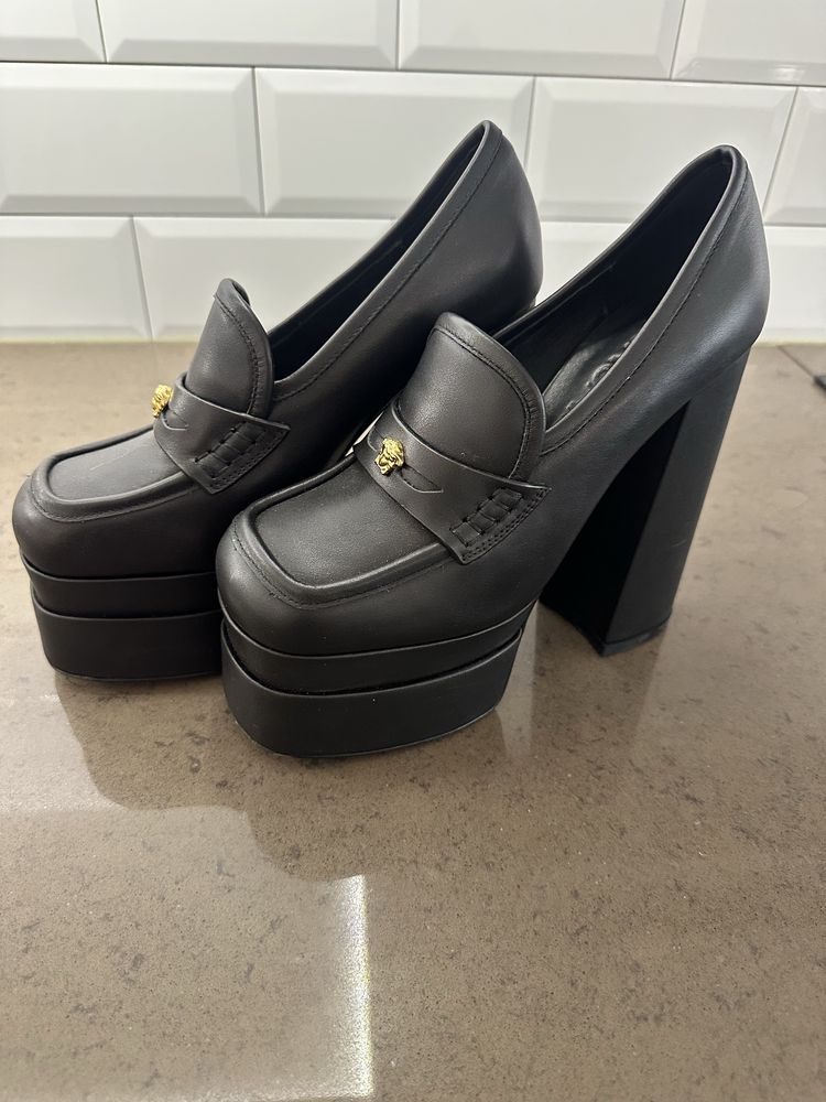 Обувки черни Versace
