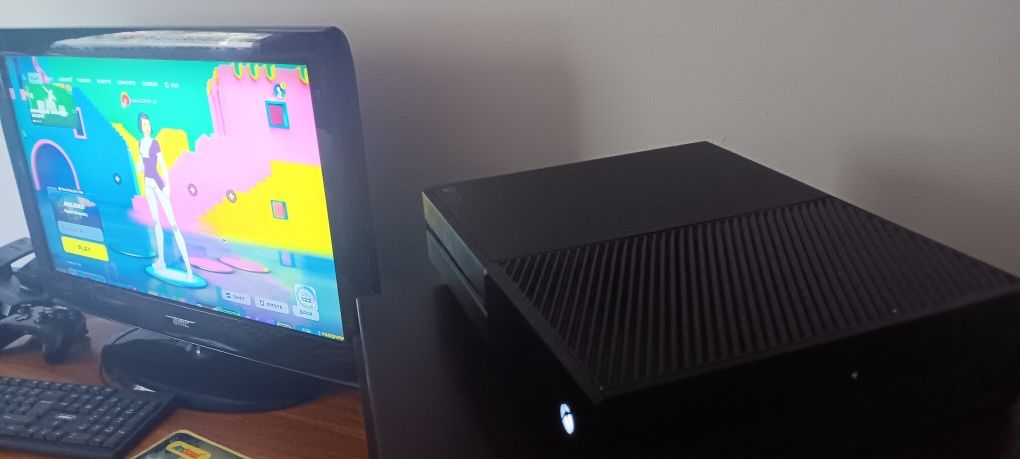 Xbox one de vânzare în stare perfectă cu un controler și 7 jocuri .