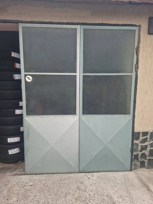 Гаражни врати на 3 части сгаваеми на страни