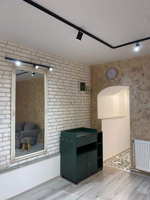 Post coafor în salon nou