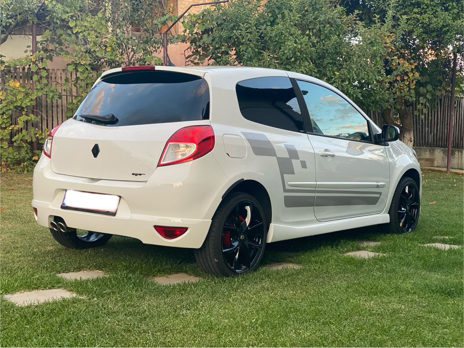 Renault Clio GT.