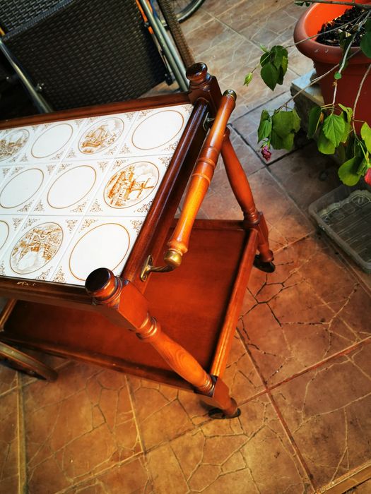 Vand masa cu roti din lemn masiv gheridon cu blat de faianta