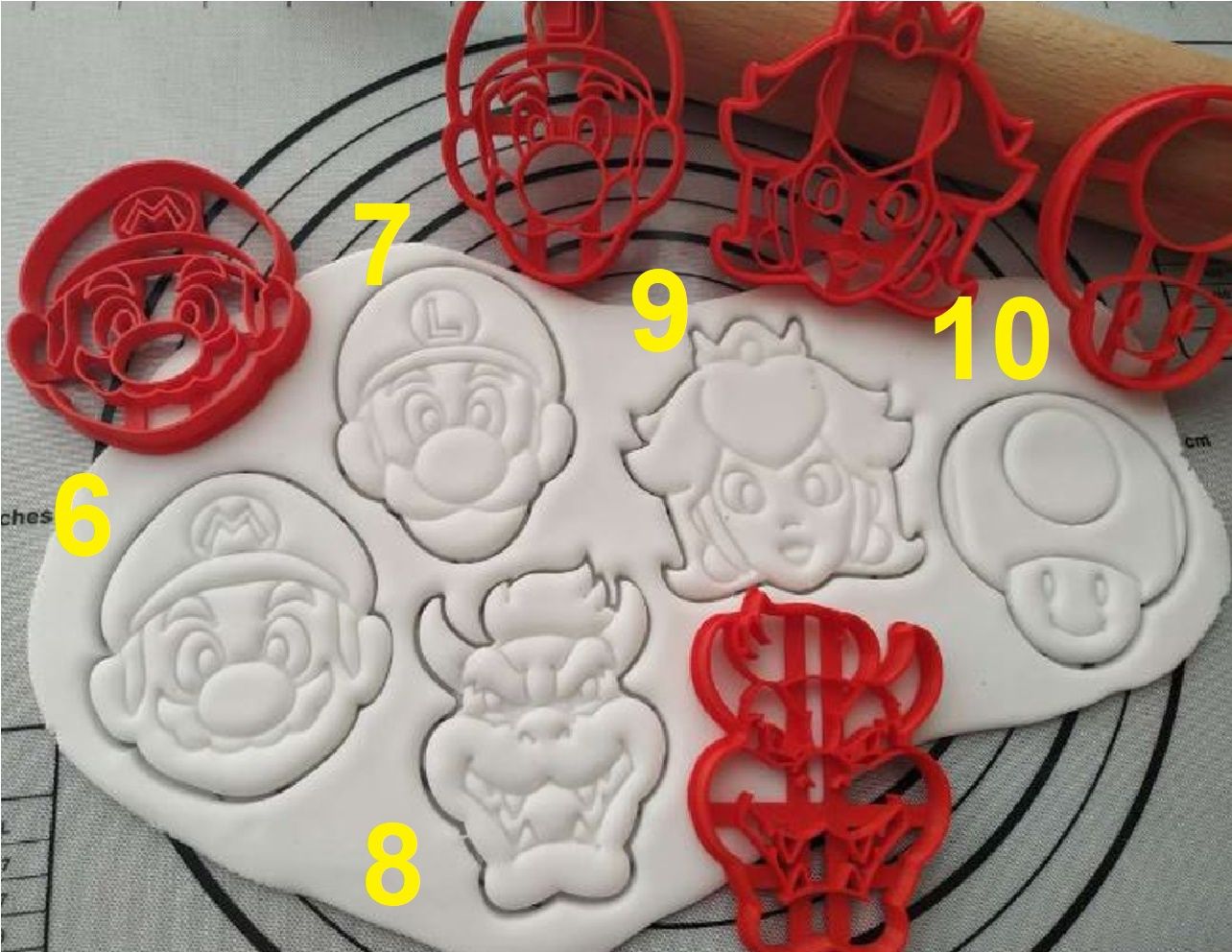 Forme prajituri sau biscuiti cu Personaje din desene - diverse modele