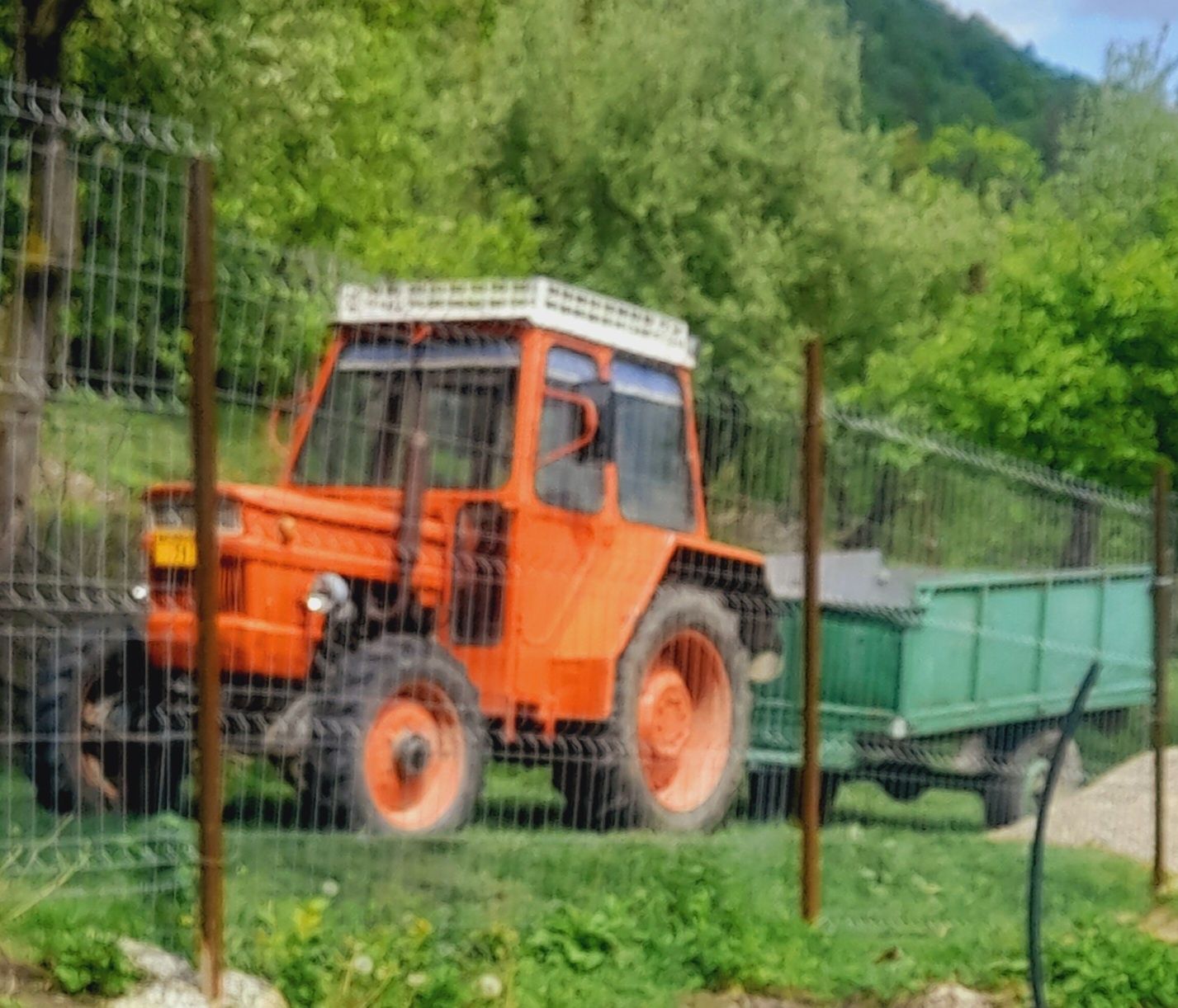 Tractor Universal 450 DT 4×4 cu remorca
