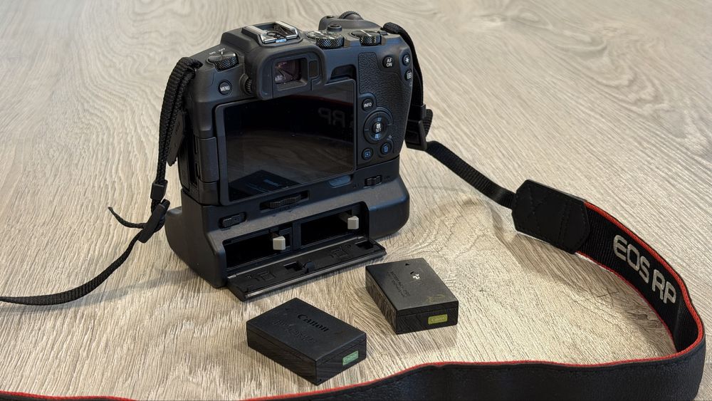 Aparat de fotografiat mirrorless Canon EOS RP cu grip si 2 baterii