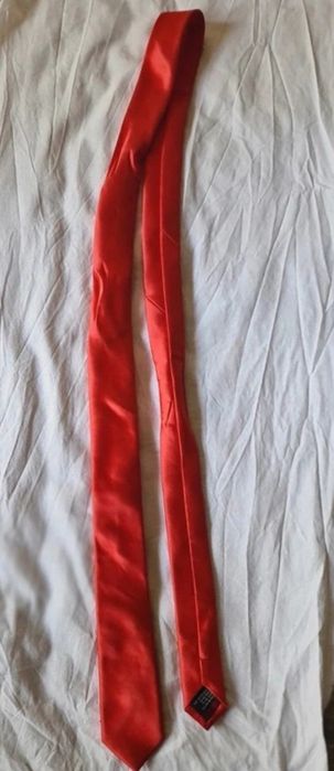 Cravata rosie barbati