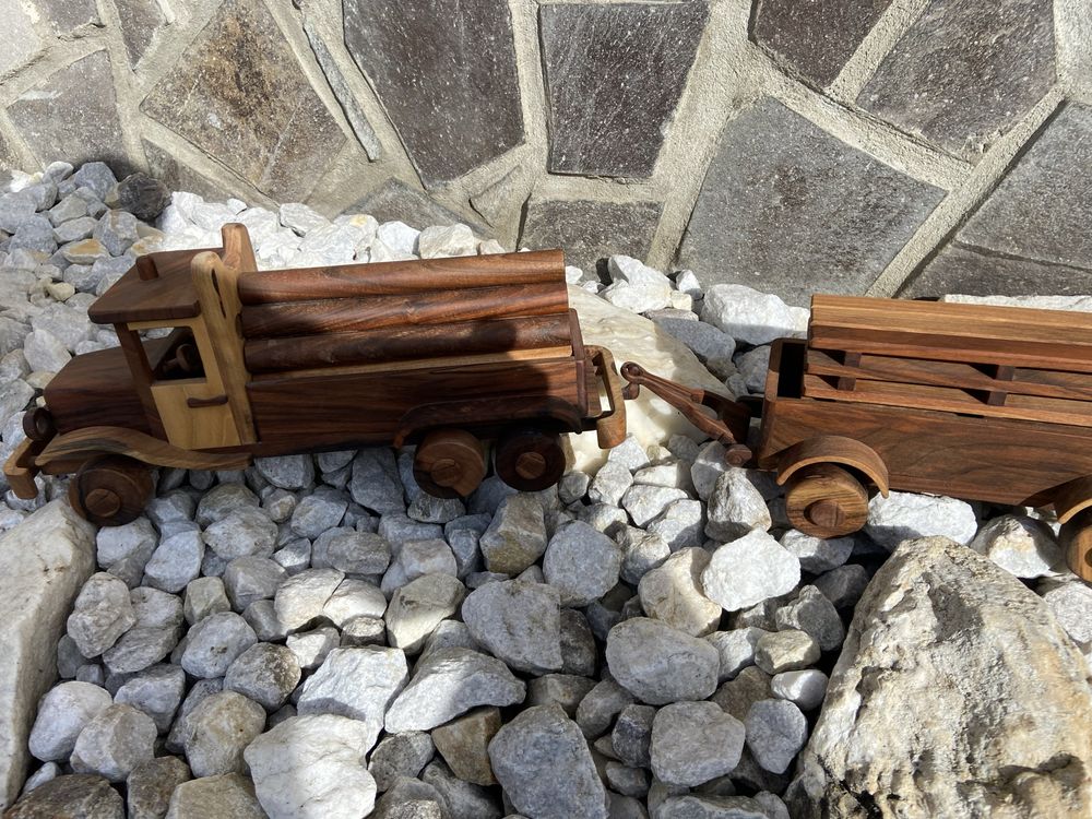 Camion cu remorca din lemn de nuc