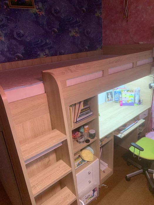 Детско двуетажно легло с бюро и гардероб с двулицев матрак