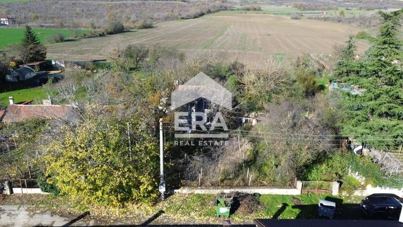 Голям парцел със законна къща за продажба, в близост до центъра на с.