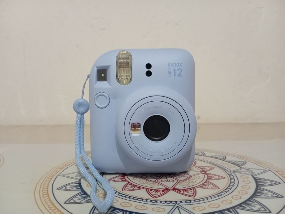 Продаю моментальную камеру Fujifilm Instax Mini 12