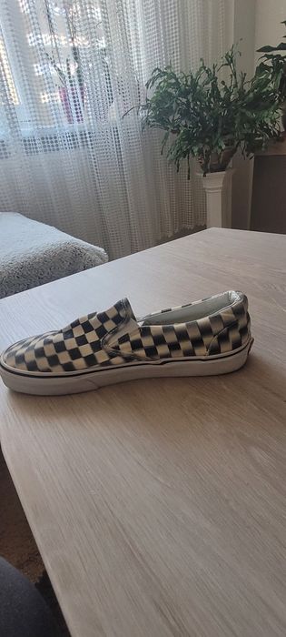 Vans  42 sunați.