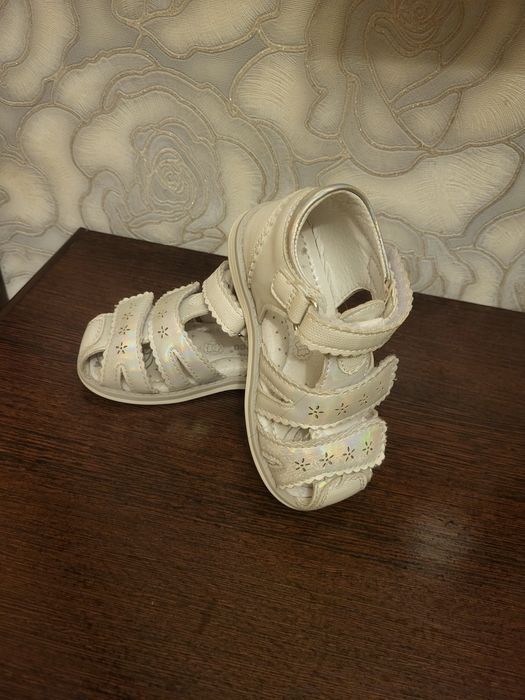 Продам сандалии для девочки