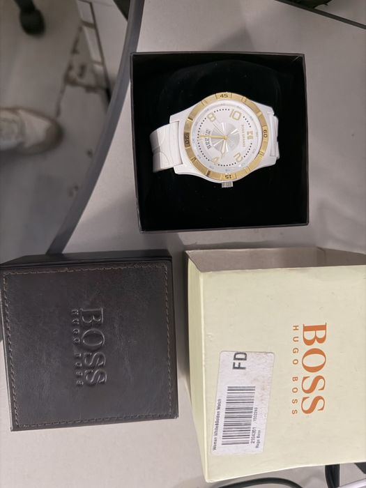 Продавам часовници Adisas и Hugo boss
